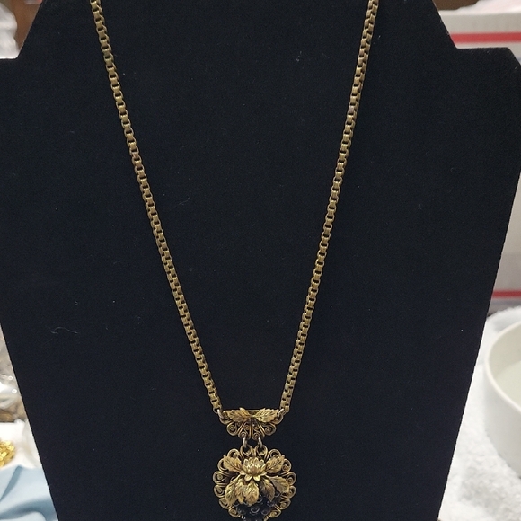 Elegant Gold and Black Pendant Necklace - Picture 2 of 3